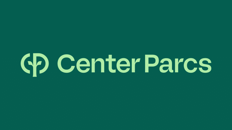 Logo Center Parcs représentant une feuille stylisée à l'intérieur d'une forme circulaire, à côté du texte « Center Parcs » et de la marque K2 CORP, le tout sur un fond vert foncé.
